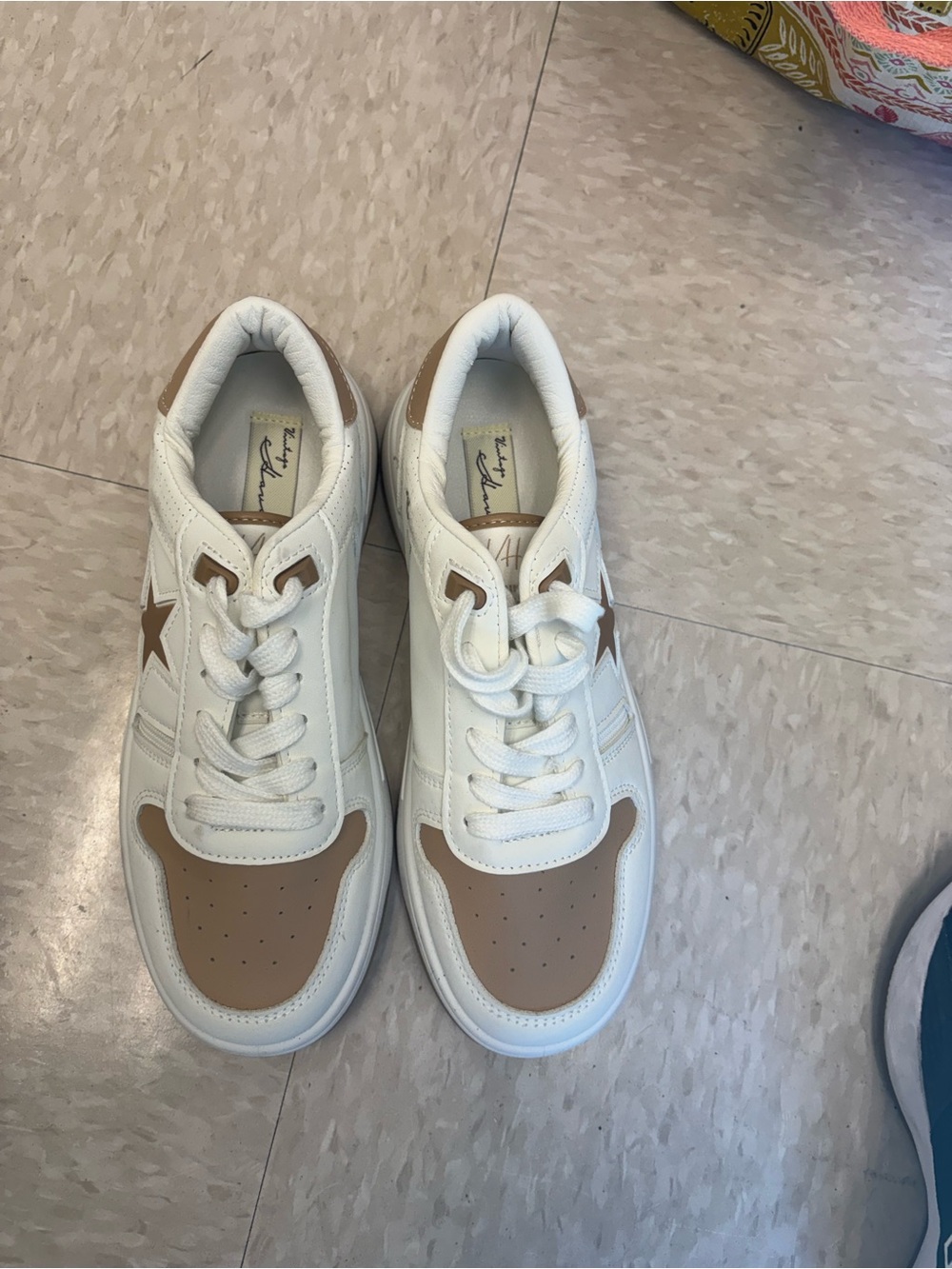Vintage Havana White and Tan Star-Accent Athletic Sneakers